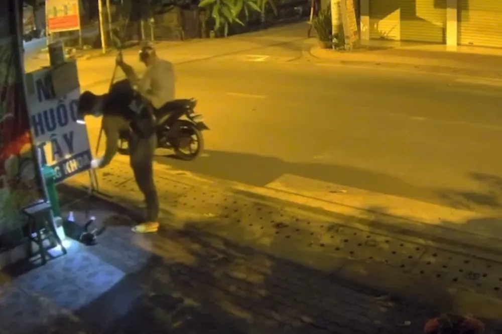 Các đối tượng trộm chó thường đi thành đôi, mang theo các dụng cụ, hung khí tự chế và sẵn sàng chống trả khi bị phát hiện. Ảnh: PH z7230092367226_2da1fbd61a5ac5980edf0916ec91d620.jpg