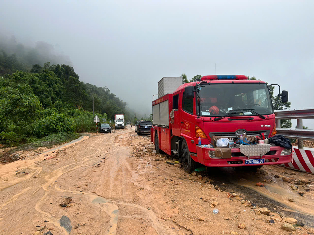 Dốc toàn lực khắc phục sạt lở đèo Khánh Lê - Ảnh 7.