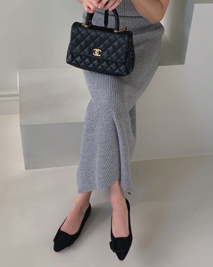 Giày búp bê mũi nhọn giúp tổng thể vóc dáng trông cao ráo, mảnh mai hơn mà không cần đến giày cao gót.