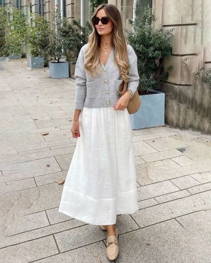 Với phom dáng gọn gàng, loafer tạo cảm giác 'đi như không', thích hợp để diện cùng đủ kiểu váy, trong đó có váy dài quá gối.