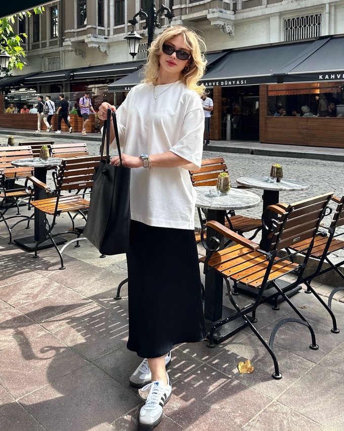 Không nên đi giày thể thao quá to, một đôi sneakers phom gọn, hở cổ chân sẽ giúp thân dưới trông thanh thoát hơn.