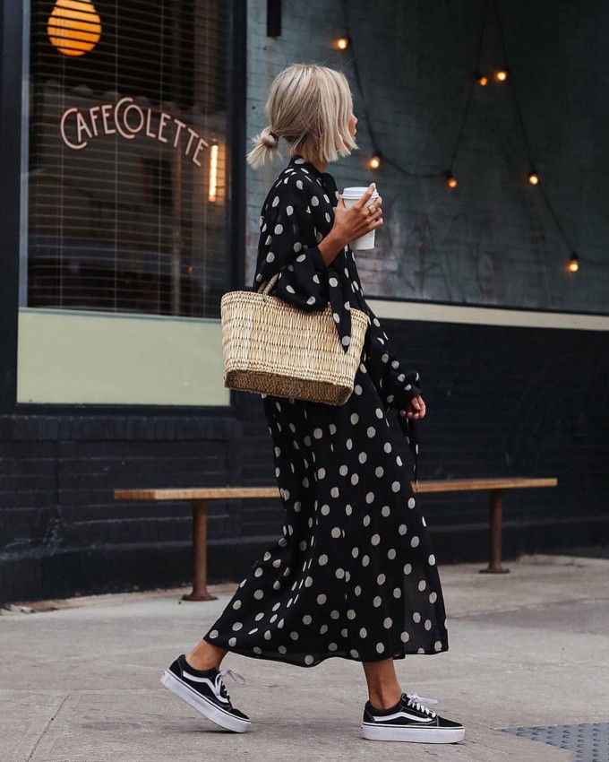 Để thân hình không bị 'chia khúc', việc chọn một đôi sneakers đồng màu váy với cũng là gợi ý nhằm giúp tổng thể hài hòa.