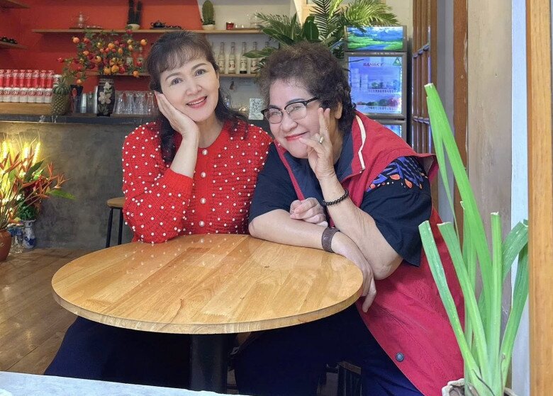 Khán giả vui mừng khi thấy hình ảnh của Minh Hòa - Minh Vượng: Người có hôn nhân kín tiếng, người U70 không chồng con 3 Cặp chị em cùng đệm Minh của làng nghệ thuật phía Bắc khiến khán giả thích thú.