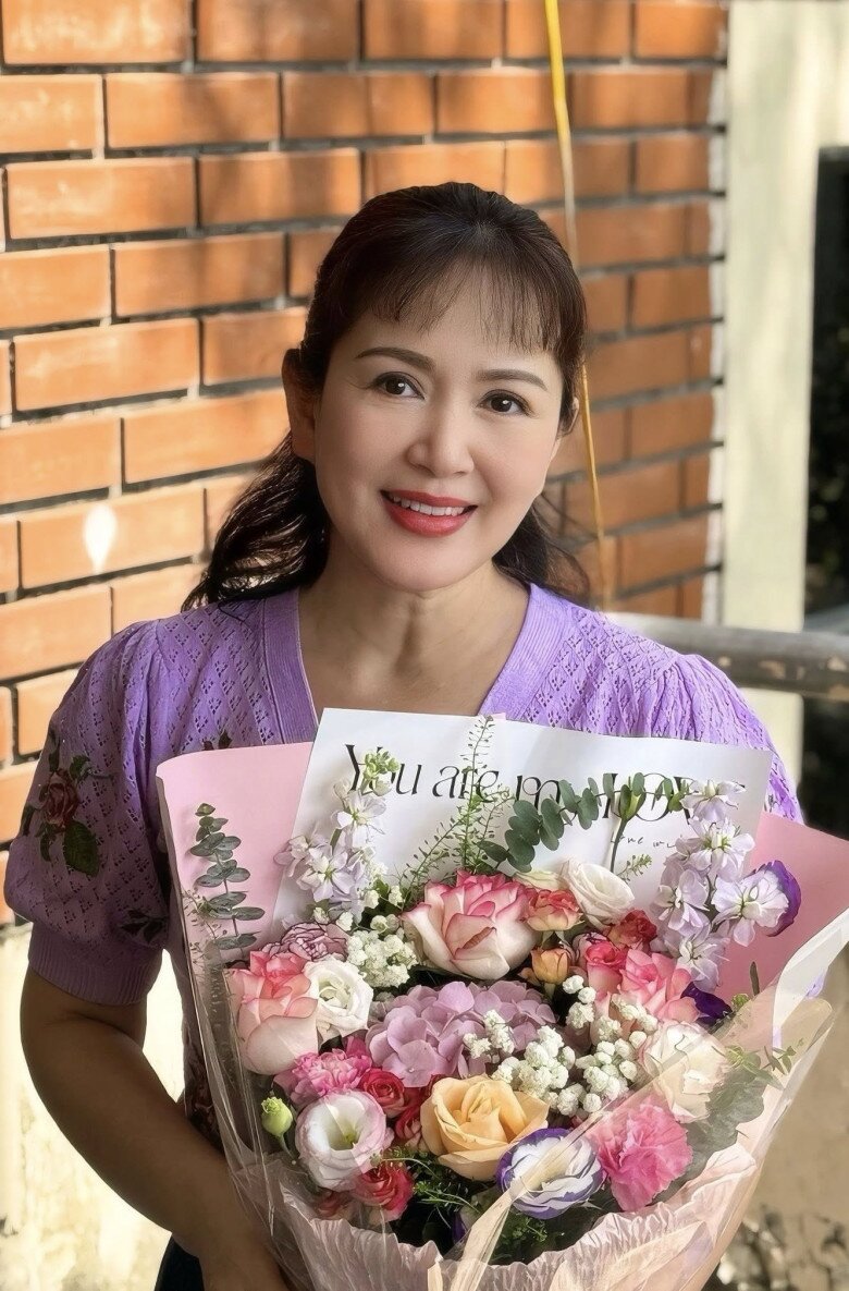 Khán giả vui mừng khi thấy hình ảnh của Minh Hòa - Minh Vượng: Người có hôn nhân kín tiếng, người U70 không chồng con 4 NSND Minh Hòa có cuộc sống đời tư kín tiếng.