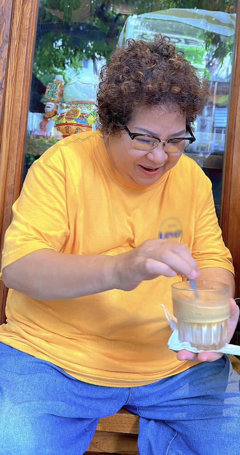 Khán giả vui mừng khi thấy hình ảnh của Minh Hòa - Minh Vượng: Người có hôn nhân kín tiếng, người U70 không chồng con 9 Dù đối mặt với nhiều bệnh nhưng nữ danh hài vẫn lạc quan.