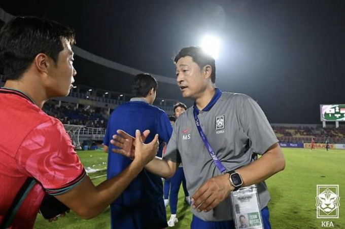 HLV Lee Min-sung (phải) bắt tay học trò sau khi Hàn Quốc thắng Indonesia 1-0 ở lượt cuối bảng J vòng loại U23 châu Á 2026, trên sân Gelora Delta, Indonesia ngày 9/9/2025. Ảnh: KFA.
