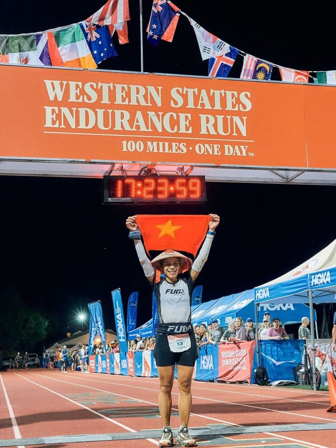Hà Thị Hậu giương cao cờ Việt Nam khi về đích tại Western States 100 Mile Endurance Run 2025 ngày 29/6. Ảnh: Hau Ha Trail Runner