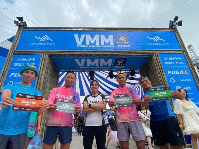Hà Hậu cùng các VĐV người dân tộc thiểu số thuộc đội chạy Sapa Ethnic Running Club tại expo trước thềm giải Vietnam Mountian Marathon 2025. Ảnh: Hà Hậu Trail Runner