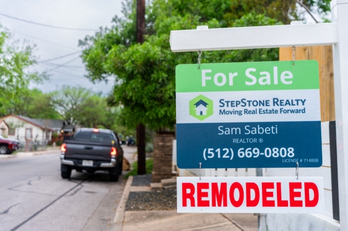 Biển bán nhà trước một bất động sản tại Austin, Texas, năm 2024. Ảnh: AFP