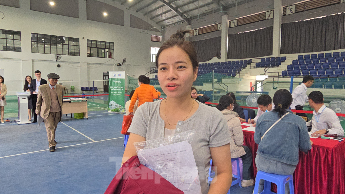 Công nhân xếp hàng xuyên đêm tìm giấc mơ 'an cư lạc nghiệp'- Ảnh 2.