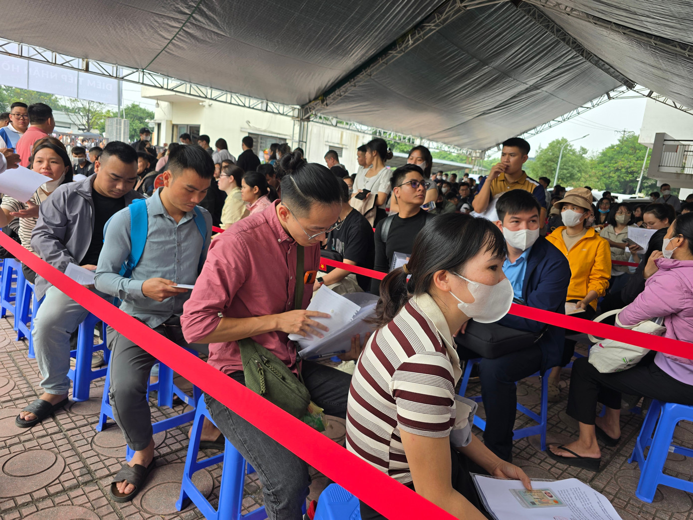 Công nhân xếp hàng xuyên đêm tìm giấc mơ 'an cư lạc nghiệp'- Ảnh 3.