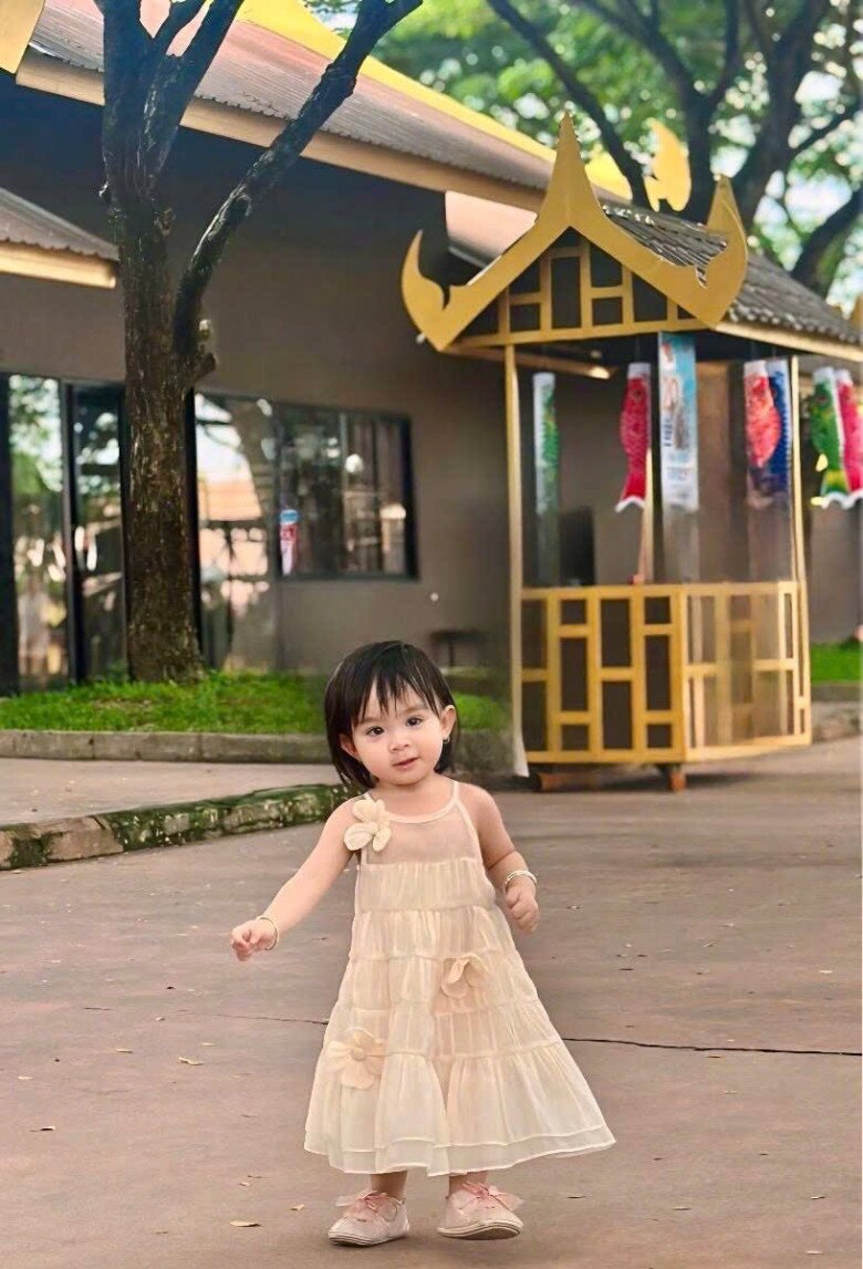 Ái nữ đầu lòng của cặp đôi có tính cách rất hiếu động và thông minh.