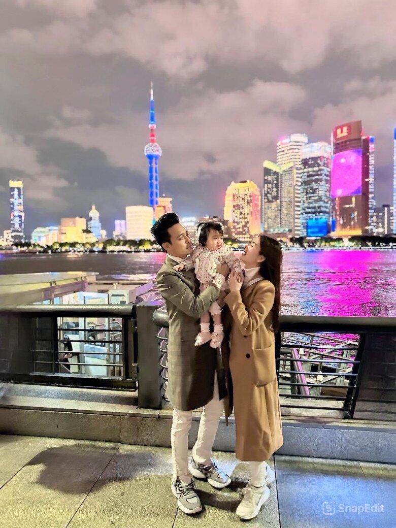 Vợ chồng Kha Ly - Thanh Duy đưa ái nữ đi du lịch khắp nơi.