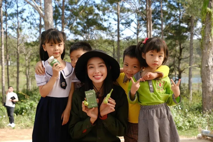 Hoa hậu Thùy Tiên bị chỉ trích vì từng hợp tác với sản phẩm kẹo rau củ Kera. Ảnh: MXH toan-canh-vu-keo-kera-lien-quan-hoa-hau-thuy-tien-quang-linh-vlogs-hang-du-muc-2.jpeg