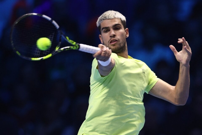 Alcaraz đánh trả trong trận chung kết ATP Finals với Sinner. Ảnh: Reuters