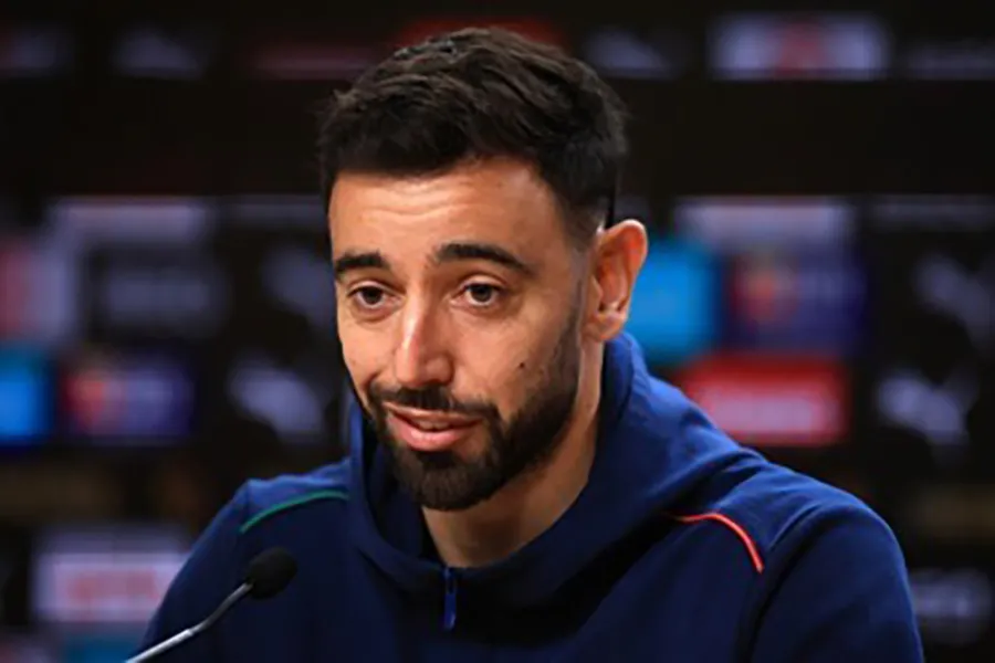 bruno-fernandes-mang-den-vien-canh-trong-mo-cho-mu.jpg