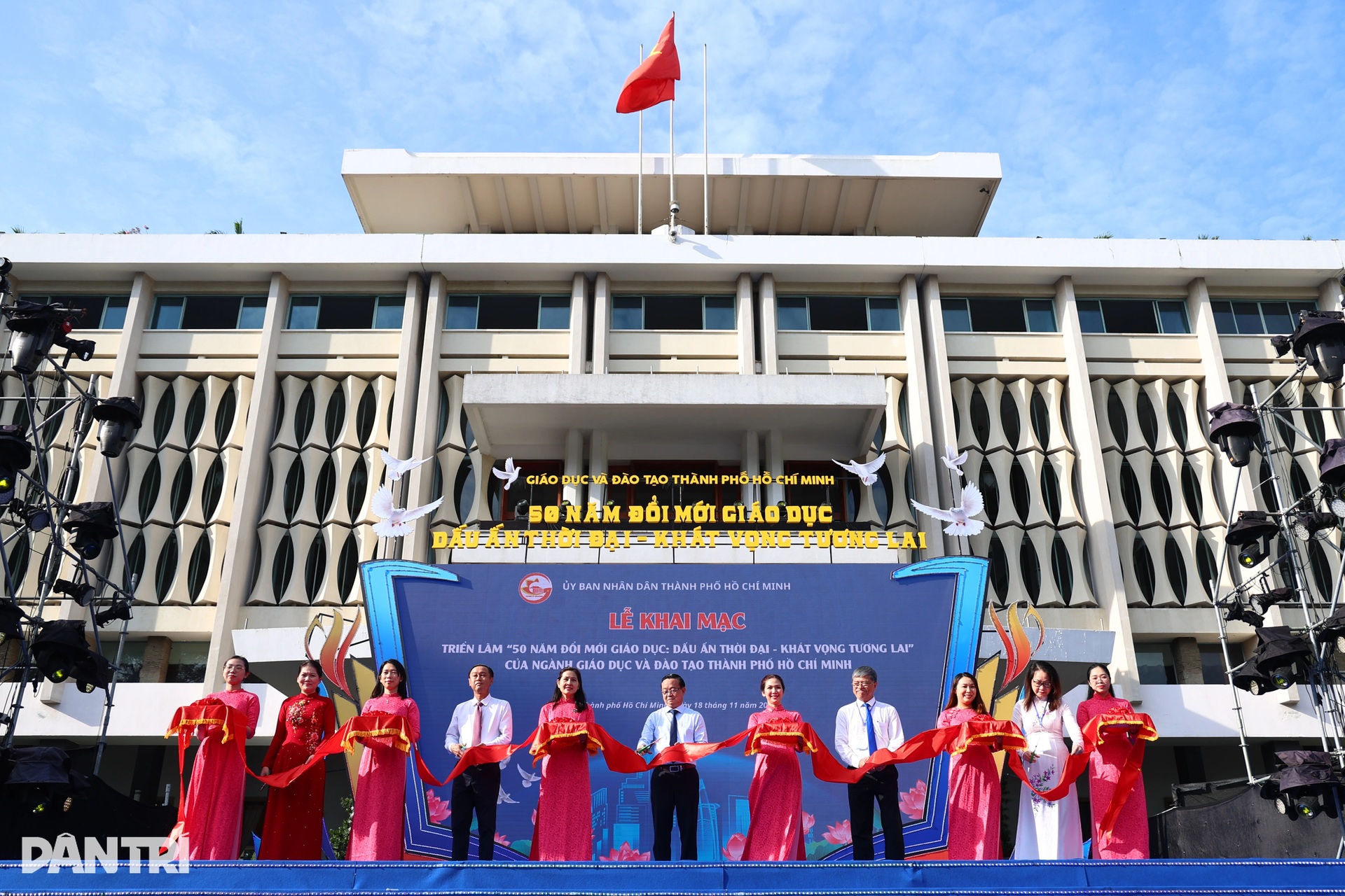 Học sinh TPHCM trải nghiệm lớp học ảo, khám phá robot tại Dinh Thống Nhất - 2