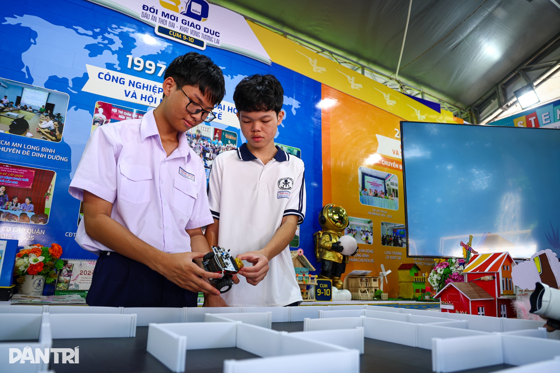 Học sinh TPHCM trải nghiệm lớp học ảo, khám phá robot tại Dinh Thống Nhất - 8