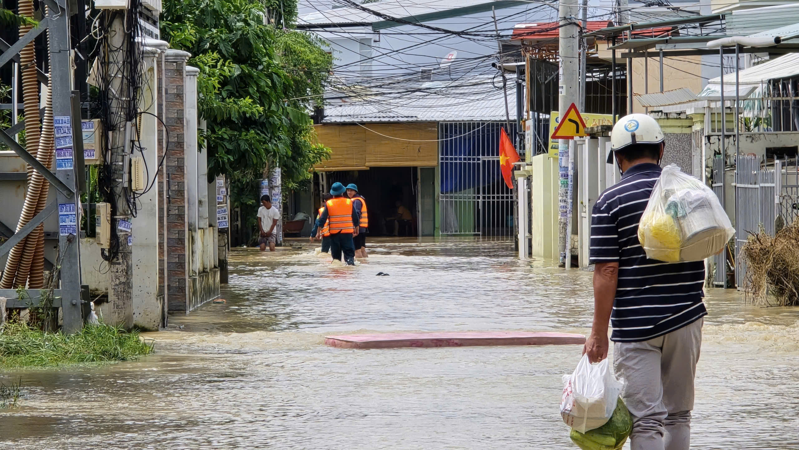 Nha Trang lũ chồng lũ, ngập nặng trong đêm 6 Nha Trang lũ chồng lũ ngập nặng trong đêm - Ảnh 6.