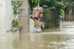 Nha Trang vẫn chìm trong nước, người dân vẫn vật lộn với ngập lụt 