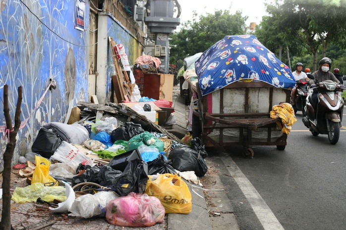 Bãi rác Đa Phước đổi giờ tiếp nhận, TP HCM có nguy cơ tồn rác - Ảnh 2.