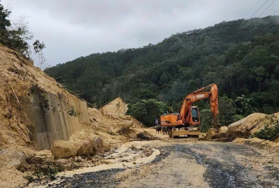 Quảng Ngãi: QL24 xuất hiện nhiều điểm sạt lở, giao thông ách tắc - Ảnh 5.