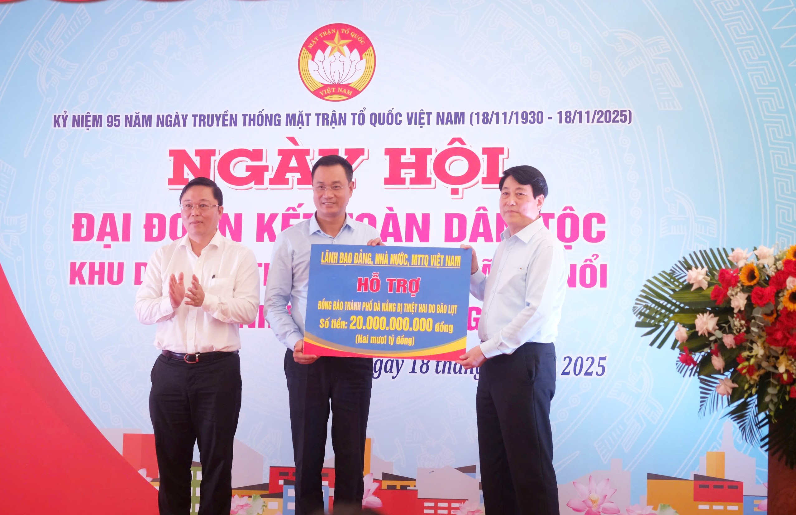 Chủ tịch nước Lương Cường chia sẻ với những mất mát của bà con vùng lũ Đà Nẵng - Ảnh 3.