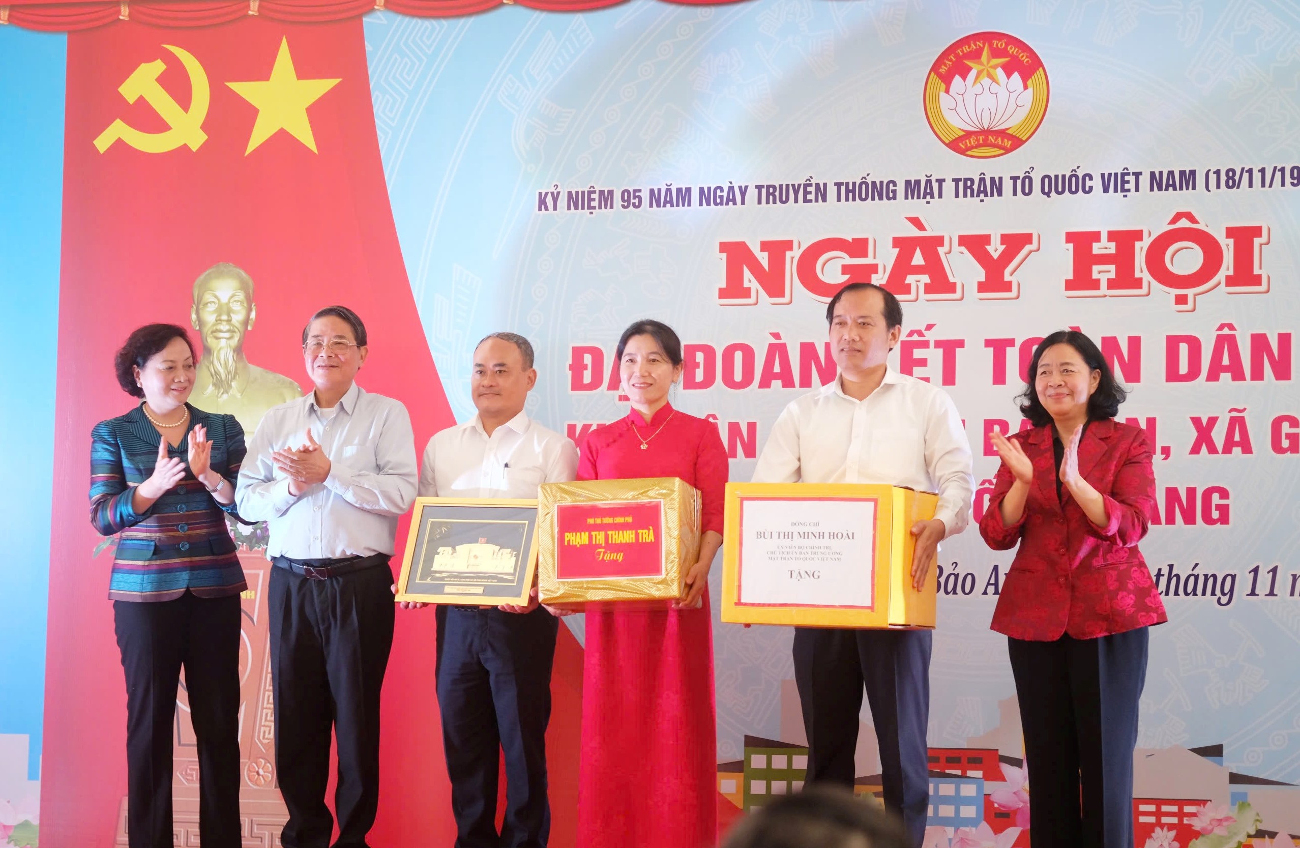 Chủ tịch nước Lương Cường chia sẻ với những mất mát của bà con vùng lũ Đà Nẵng - Ảnh 5.