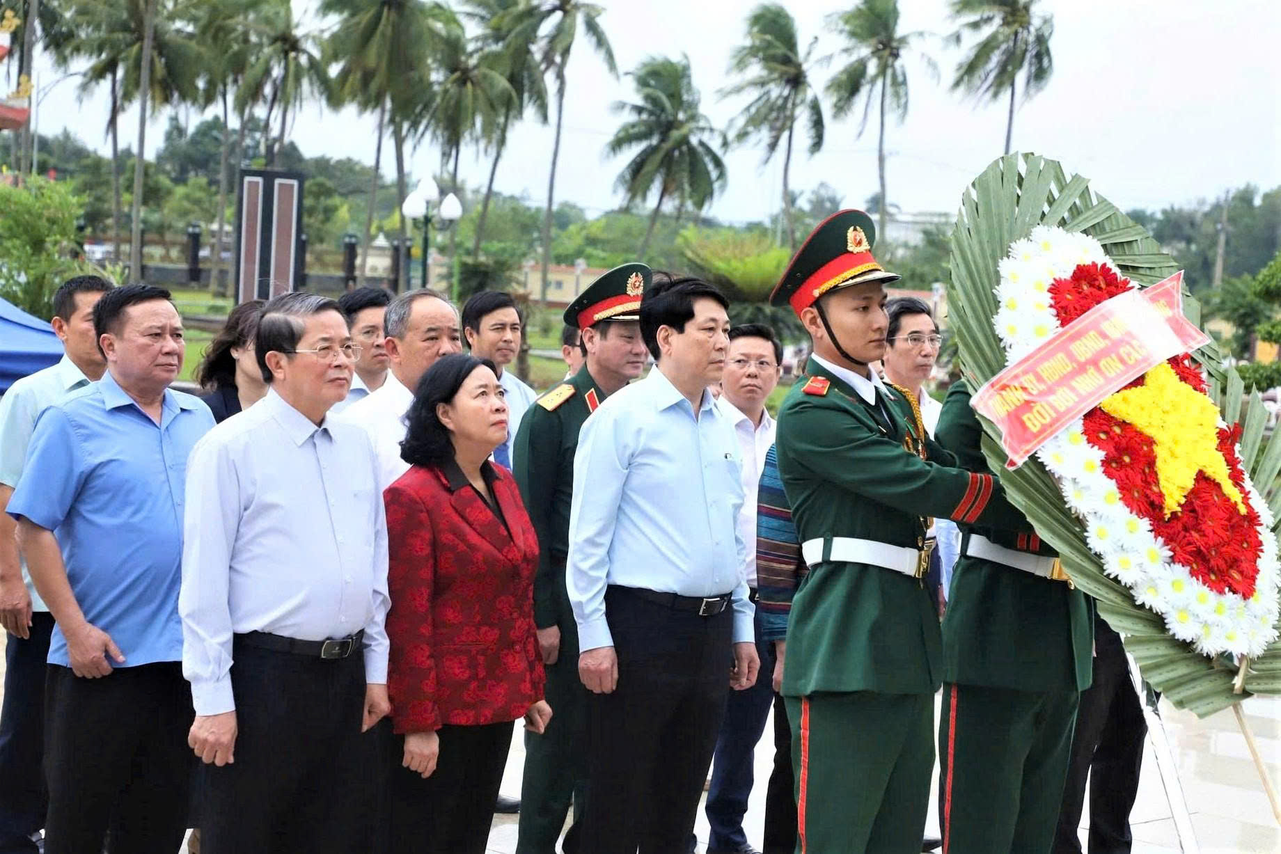 Chủ tịch nước Lương Cường chia sẻ với những mất mát của bà con vùng lũ Đà Nẵng - Ảnh 6.