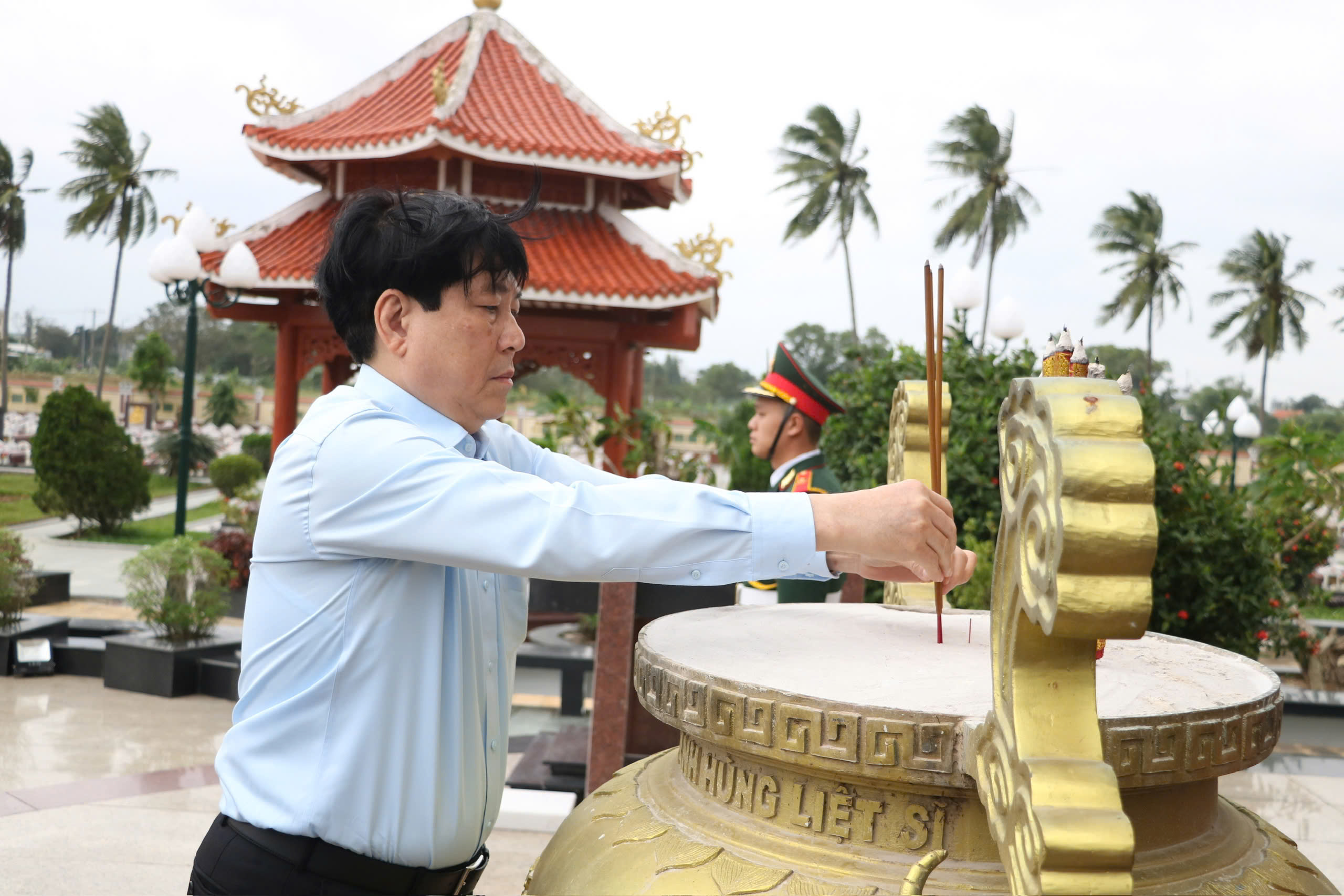 Chủ tịch nước Lương Cường chia sẻ với những mất mát của bà con vùng lũ Đà Nẵng - Ảnh 7.