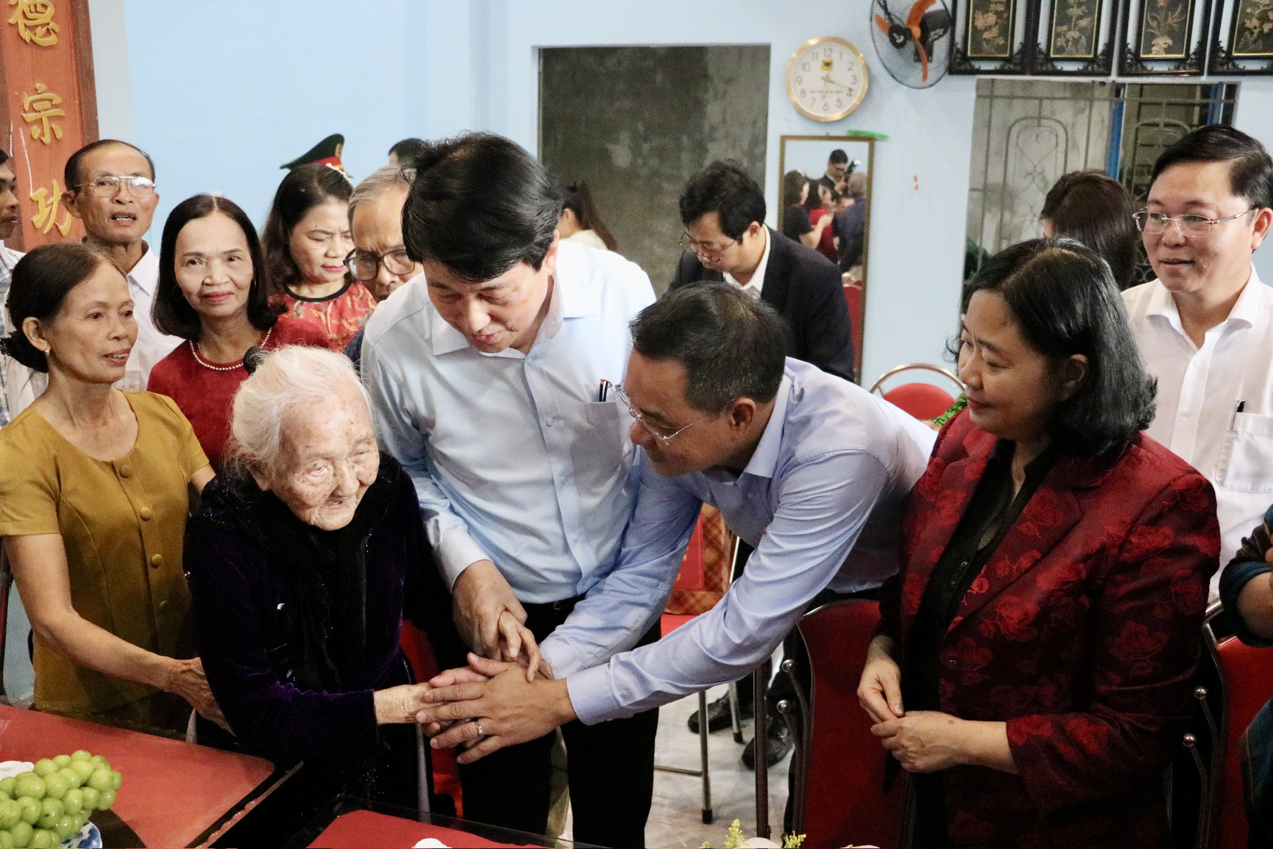 Chủ tịch nước Lương Cường chia sẻ với những mất mát của bà con vùng lũ Đà Nẵng - Ảnh 8.