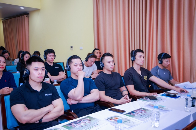 Các VĐV, HLV lắng nghe chia sẻ từ chuyên gia. Ảnh: Herbalife