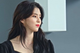 Mặt vuông thô hô biến thành thon gọn nhờ 4 kiểu tóc mái này