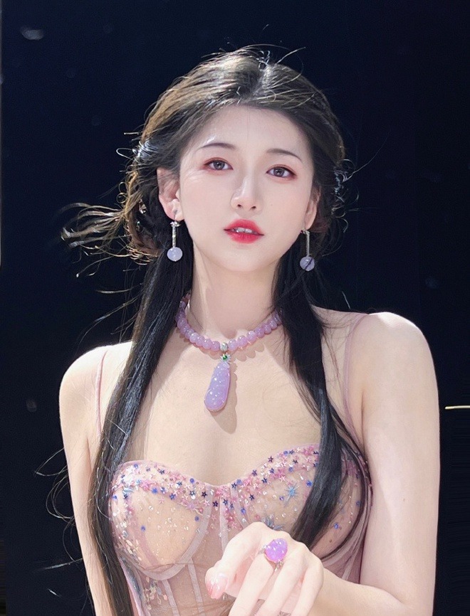 1763454720 563 Phu ba xu Trung so huu nhan sac khien ong