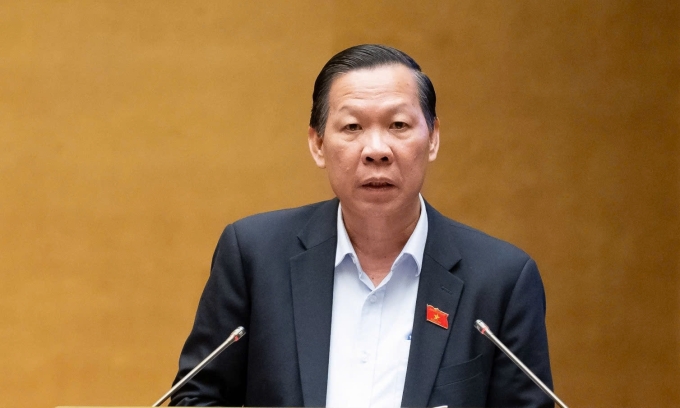 Ông Phan Văn Mãi, Chủ nhiệm Uỷ ban Kinh tế và Tài chính trình bày báo cáo thẩm tra chiều 18/11. Ảnh: Media Quốc hội