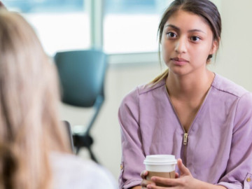 Những người lắng nghe nhiều hơn nói thường không đơn giản, sở hữu 9 đặc điểm tính cách này