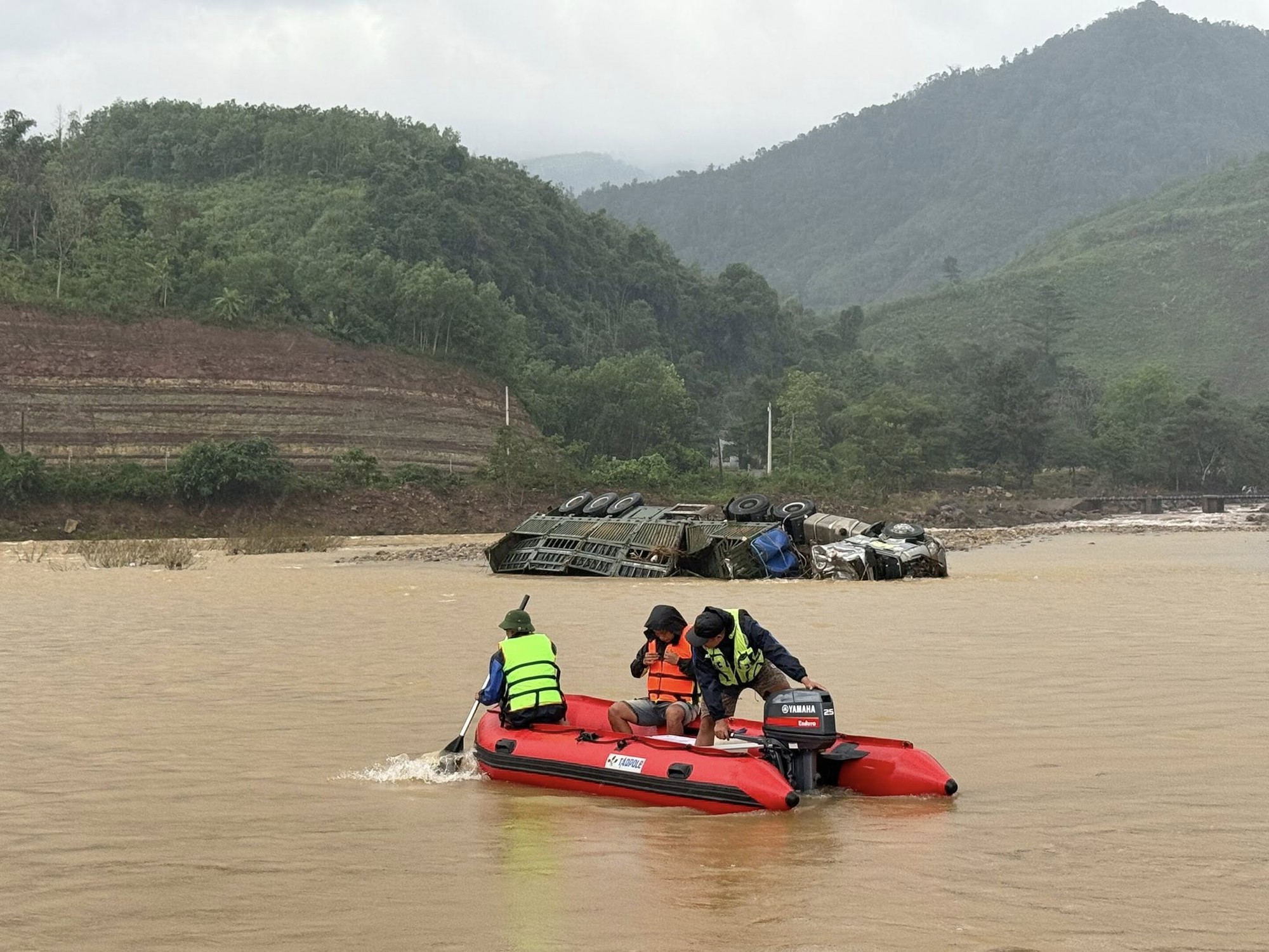 Tiếng khóc xé lòng của vợ tài xế bị lũ cuốn khiến ai nghe cũng nghẹn lại: 