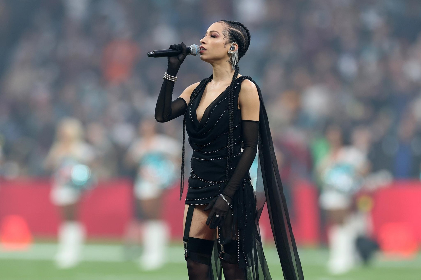 Chiếc váy gây phẫn nộ- Ảnh 2.