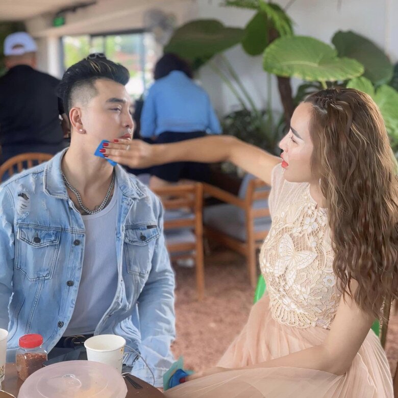 Kim Cương ở bên Ưng Hoàng Phúc những ngày tháng anh gặp khó khăn.