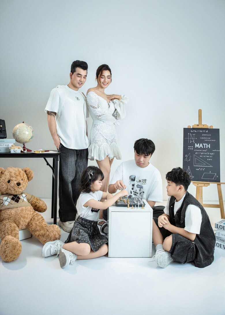 Kim Cương, Ưng Hoàng Phúc hạnh phúc bên 3 người con (trong đó có 1 con riêng của Kim Cương).