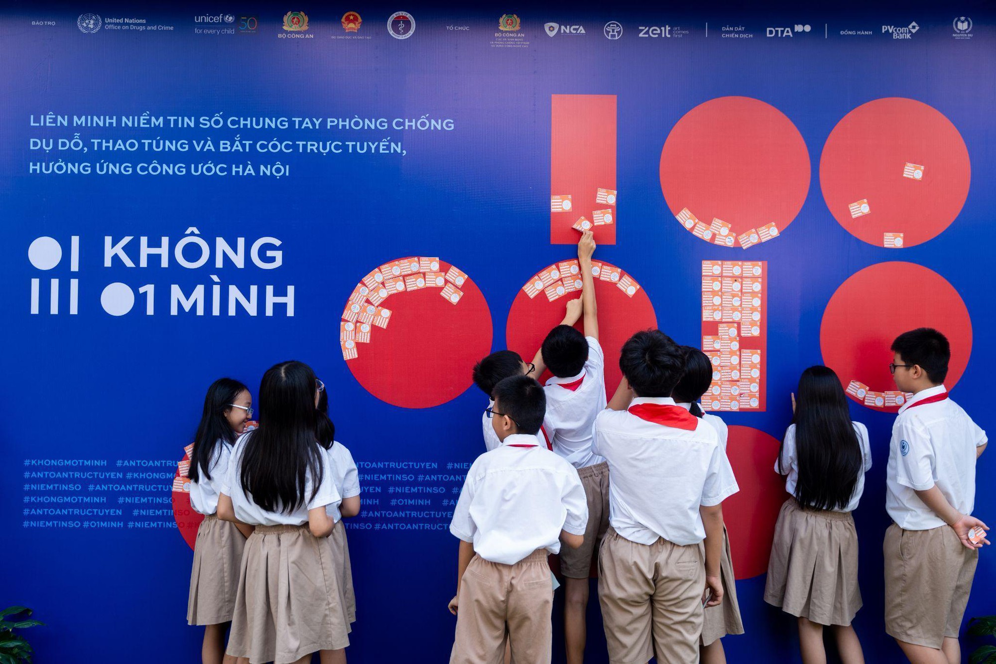 PVcomBank đồng hành cùng chiến dịch “Không Một Mình” hướng tới một không gian trực tuyến an toàn- Ảnh 3. PVcomBank đồng hành cùng chiến dịch “Không Một Mình” hướng tới một không gian trực tuyến an toàn- Ảnh 3.