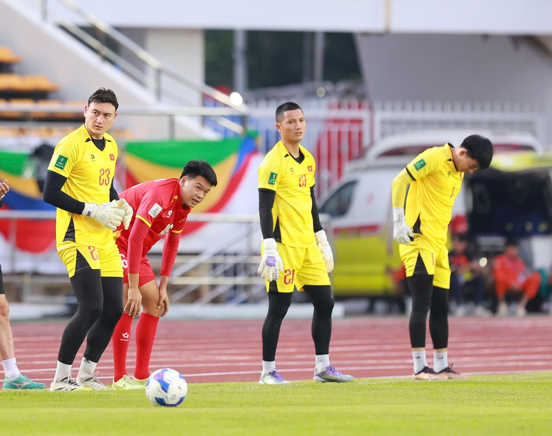 Xuân Son rạng rỡ làm quen sân khách, sẵn sàng cùng đội tuyển Việt Nam xé lưới Lào- Ảnh 2.