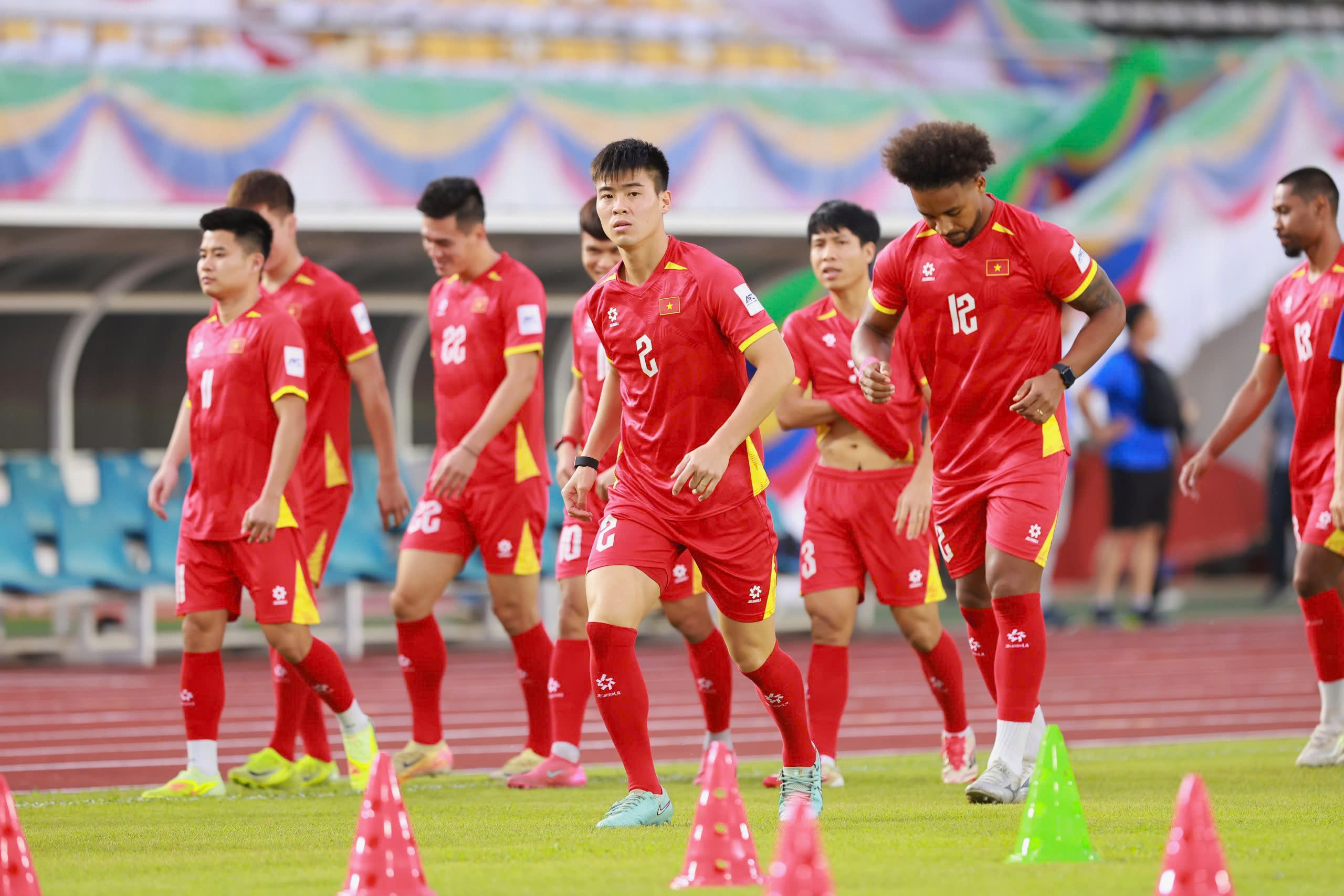 Xuân Son rạng rỡ làm quen sân khách, sẵn sàng cùng đội tuyển Việt Nam xé lưới Lào- Ảnh 3.