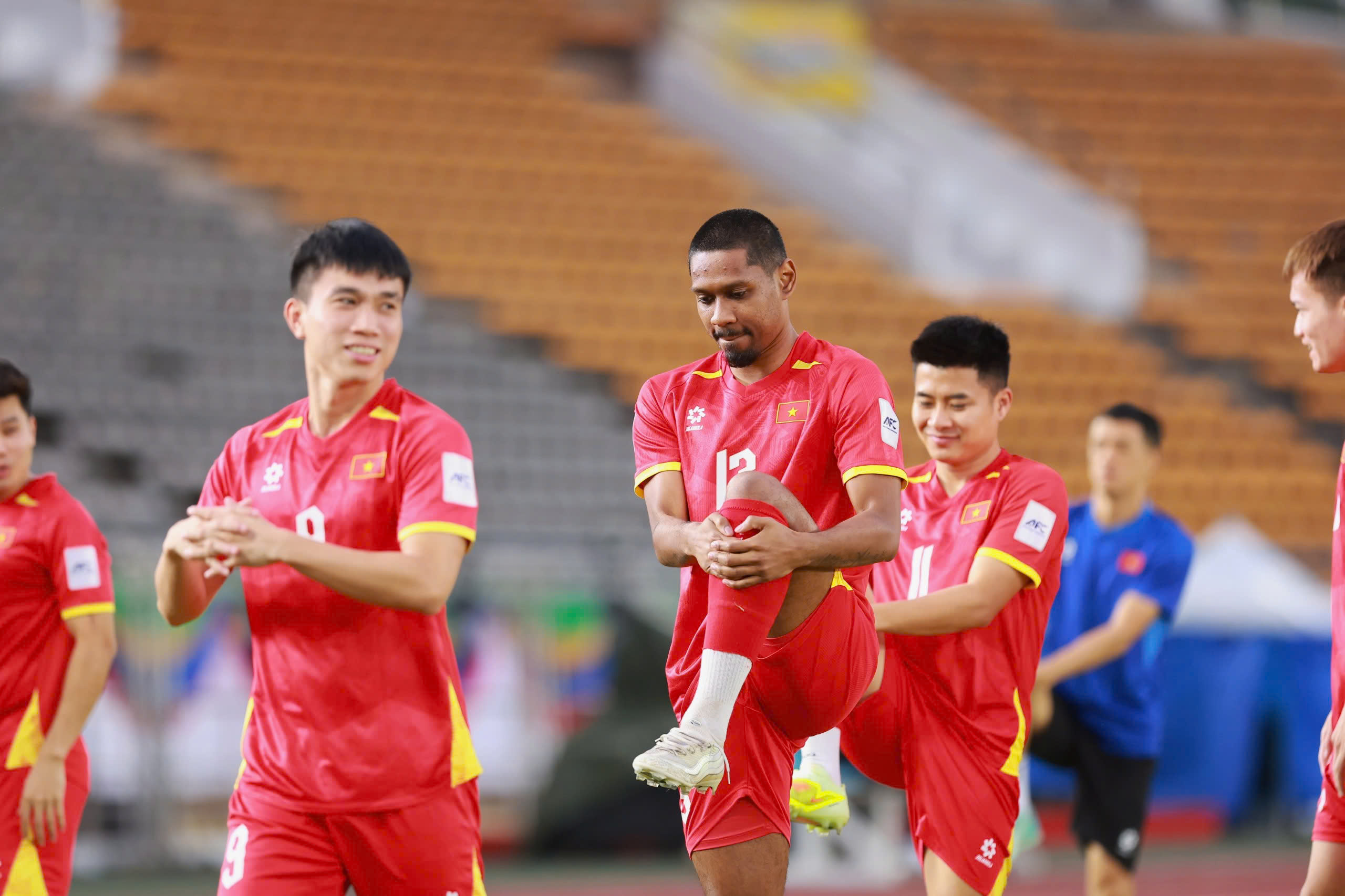 Xuân Son rạng rỡ làm quen sân khách, sẵn sàng cùng đội tuyển Việt Nam xé lưới Lào- Ảnh 4.