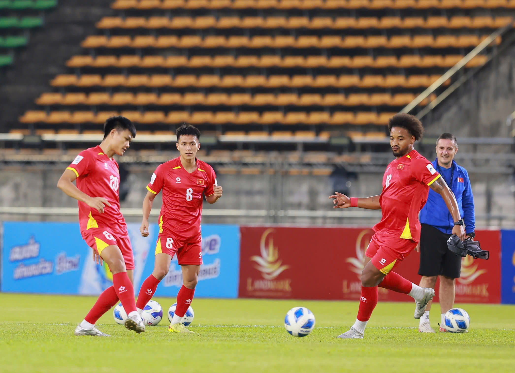 Xuân Son rạng rỡ làm quen sân khách, sẵn sàng cùng đội tuyển Việt Nam xé lưới Lào- Ảnh 5.