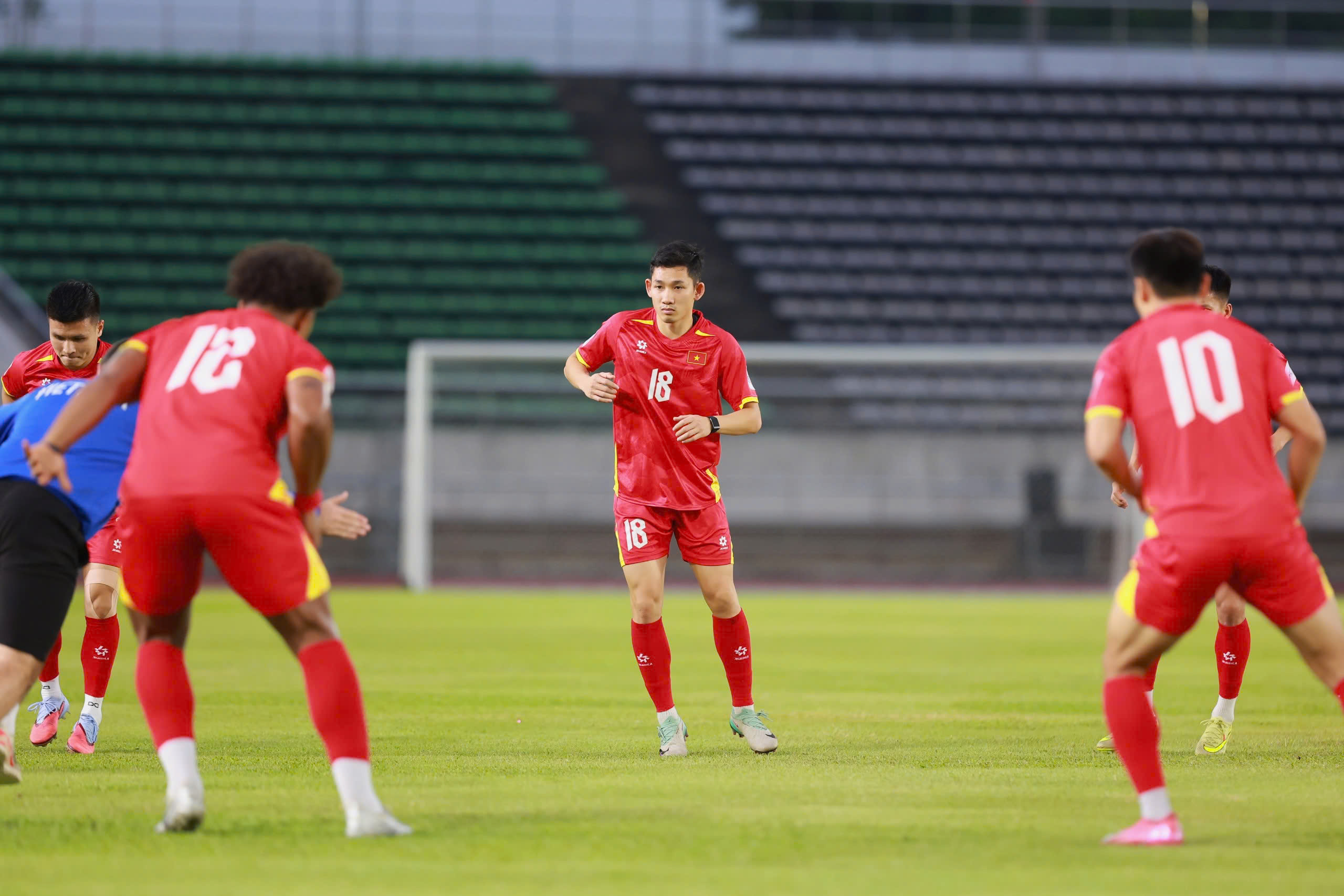 Xuân Son rạng rỡ làm quen sân khách, sẵn sàng cùng đội tuyển Việt Nam xé lưới Lào- Ảnh 6.