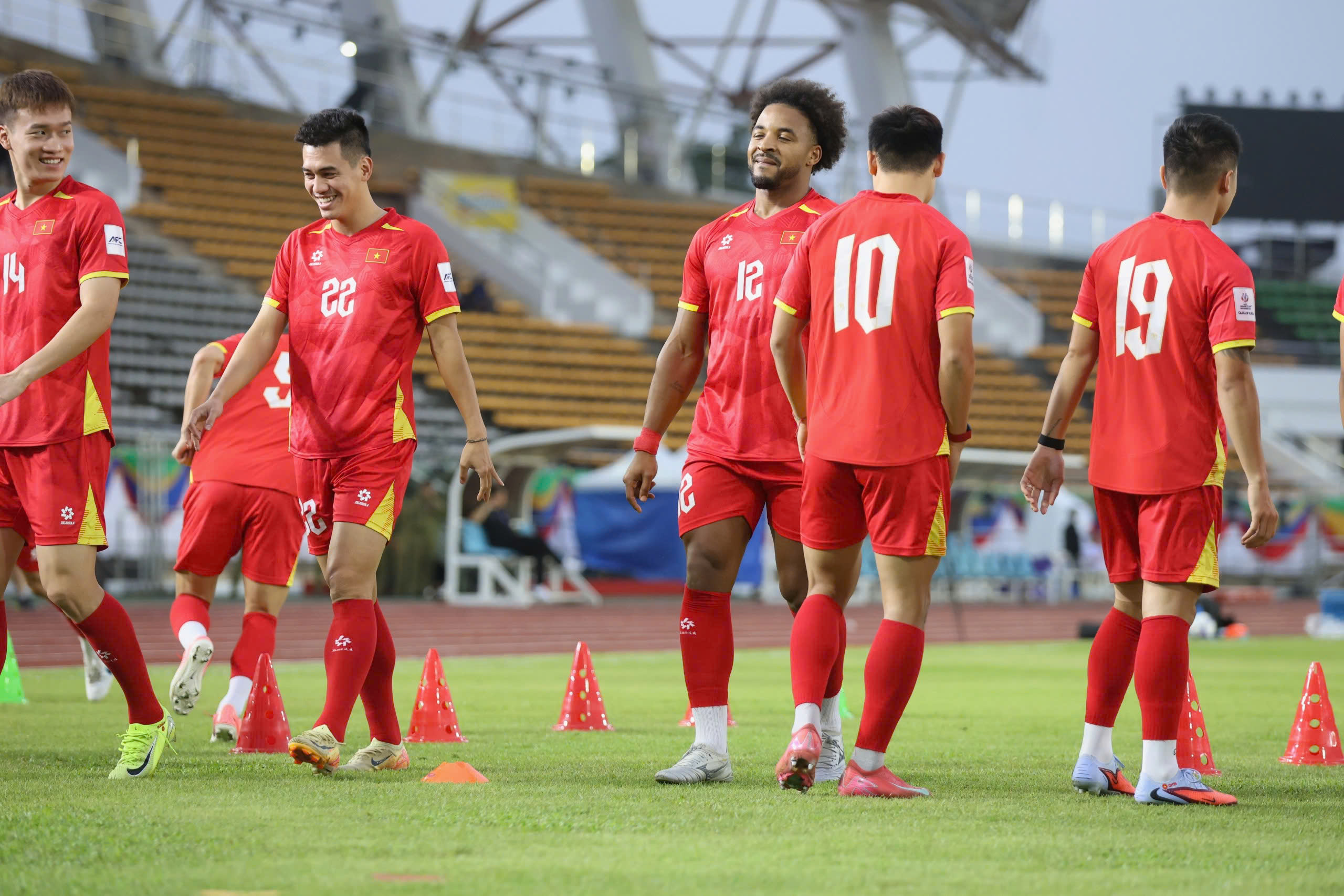 Xuân Son rạng rỡ làm quen sân khách, sẵn sàng cùng đội tuyển Việt Nam xé lưới Lào- Ảnh 9.