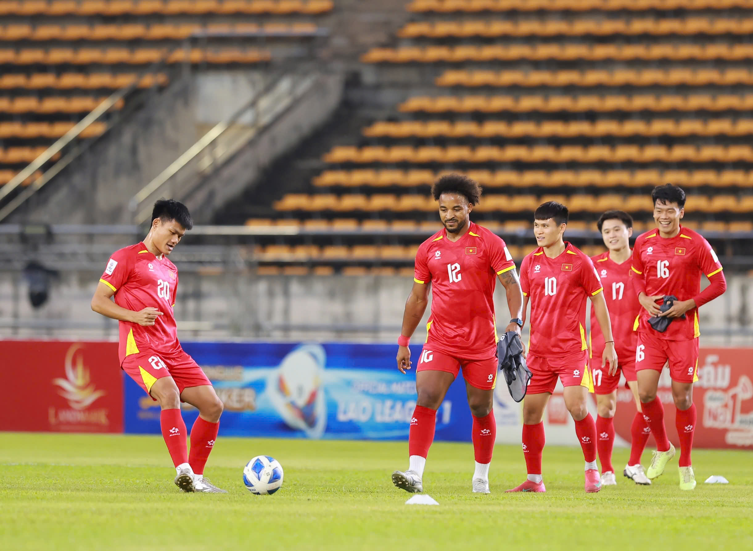 Xuân Son rạng rỡ làm quen sân khách, sẵn sàng cùng đội tuyển Việt Nam xé lưới Lào- Ảnh 11.