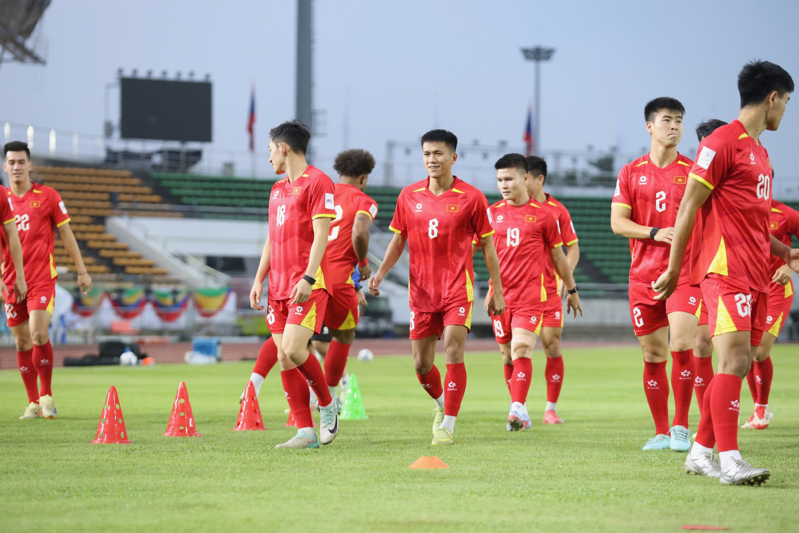 Xuân Son rạng rỡ làm quen sân khách, sẵn sàng cùng đội tuyển Việt Nam xé lưới Lào- Ảnh 12.