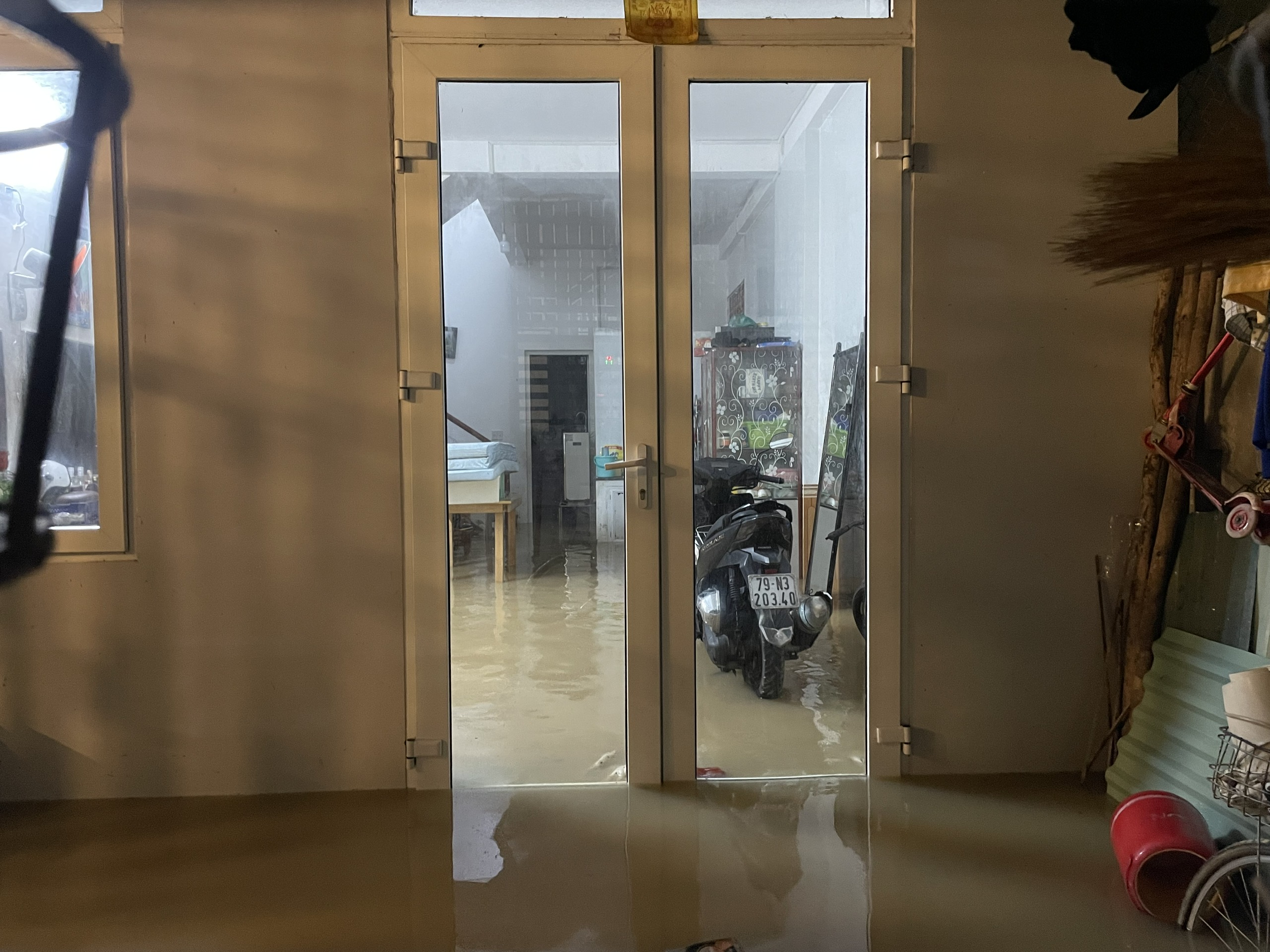 Nha Trang lũ chồng lũ, ngập nặng trong đêm 2 Nha Trang lũ chồng lũ ngập nặng trong đêm - Ảnh 2.